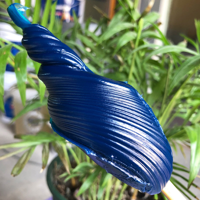 Fonction d'augmentation de la lubrification de la chaîne de roulement du roulement avec une roue de graisse bleue transparente